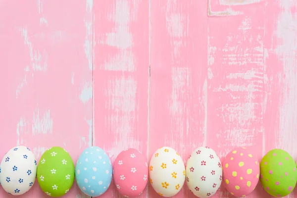 ¡Feliz Pascua! Fila huevos de Pascua con flores de papel de colores en bri — Foto de Stock