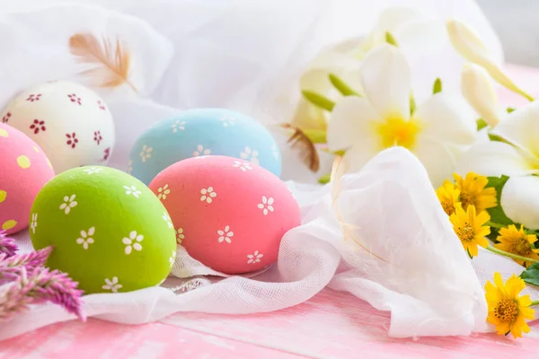 Счастливой Пасхи! Цветы пасхальных яиц в гнезде с цветами , — стоковое фото