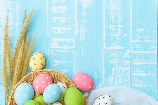 ¡Feliz Pascua! Colorido de huevos de Pascua en el nido con estrella de papel , —  Fotos de Stock