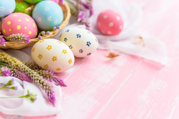 Счастливой Пасхи! Цветок пасхальных яиц в гнезде с бумажной звездой — стоковое фото