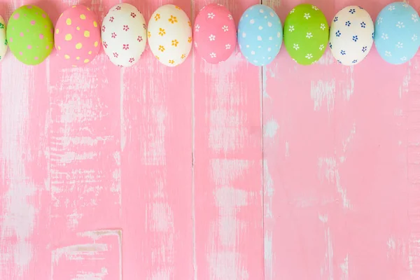 Glædelig påske! Række påskeæg med farverige papirblomster - Stock-foto