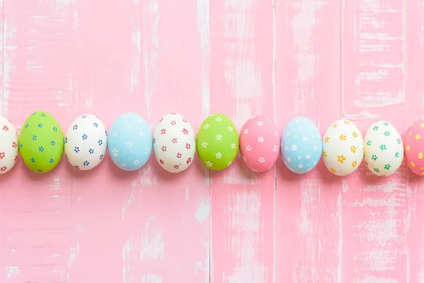 Mutlu Paskalyalar! Satır Paskalya yumurtaları renkli kağıt çiçekler ile — Stok fotoğraf