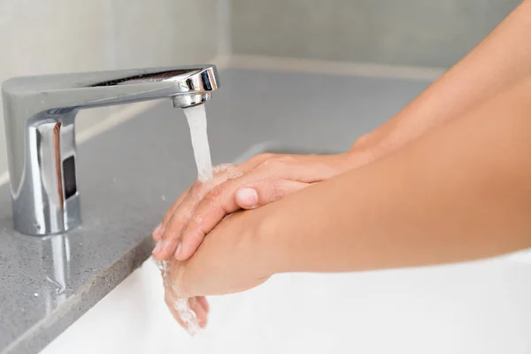 Enfoque selectivo de la mujer lavándose las manos con jabón — Foto de Stock
