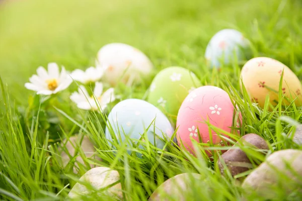Feliz Páscoa! Closeup ovos de Páscoa coloridos no ninho — Fotografia de Stock