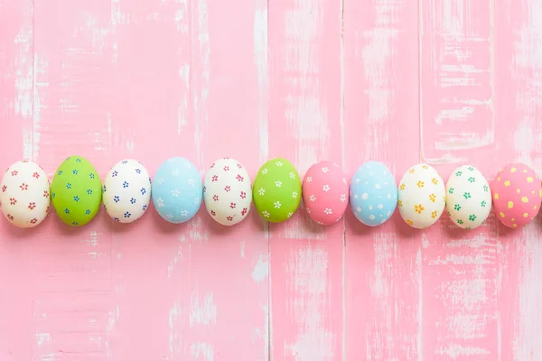 Joyeux Pâques ! Rangée oeufs de Pâques avec des fleurs en papier coloré — Photo