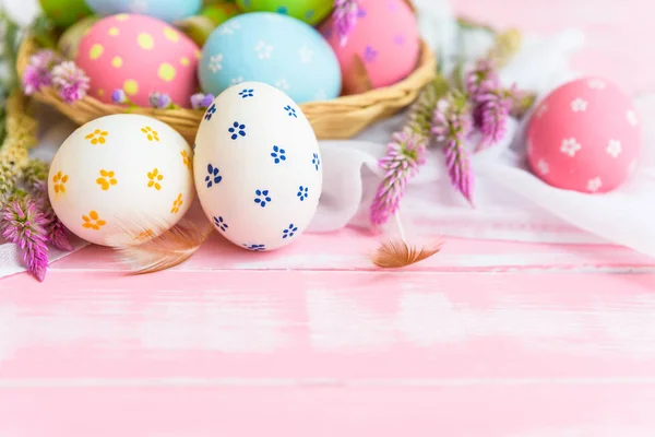 Счастливой Пасхи! Цветок пасхальных яиц в гнезде с бумажной звездой , — стоковое фото