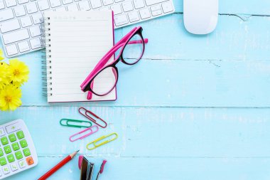 Üstten Görünüm Ofis Masası ile çalışma alanı ve ofis aksesuarları