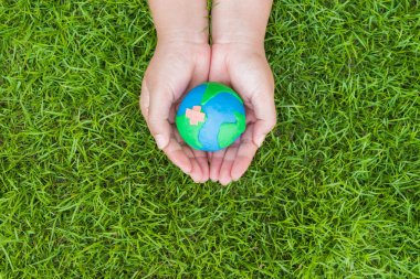 Dünya Dünya günü kavramı. Kadın el holding el yapımı Küre