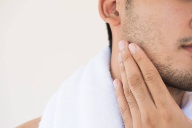 Genç adam yüzünü sakal tıraş sırasında dokunmadan.