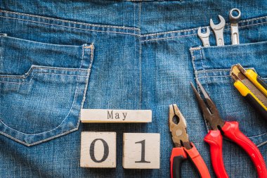 İşçi Bayramı, 1 Mayıs için ahşap blok takvim.