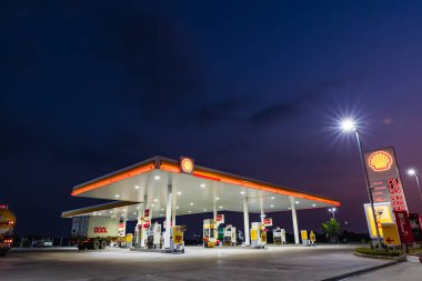 Si Racha, Chonburi /Thailand - 18 Nisan 2018: Shell benzin istasyonu