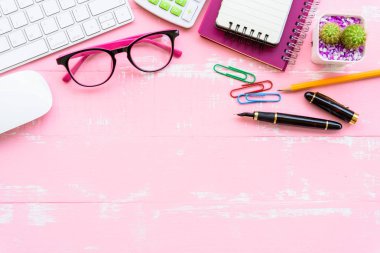 Üstten Görünüm Ofis Masası ile çalışma alanı ve ofis aksesuarları