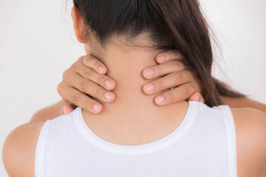 Tatlı kadın boyun ve omuz ağrısı ve yaralanma. 