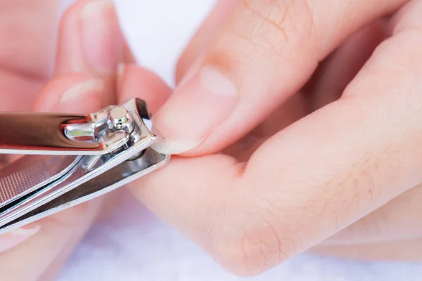 Primer plano de una mujer que corta las uñas, concepto de atención médica . — Foto de Stock