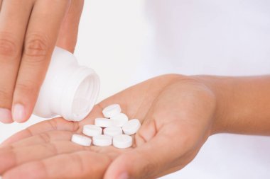 Genç bir kadın tıp dökülen