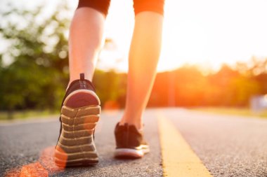 Koşu ve yürüyüş kadın bacakları sağlıklı yaşam spor  
