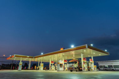 Si Racha, Chonburi /Thailand - 18 Nisan 2018: Shell benzin istasyonu