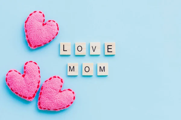 Щасливий день матері концепція. Вид зверху на текст LOVE MOM — стокове фото