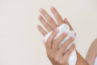 kadını elleriyle bir doku temizliği. 