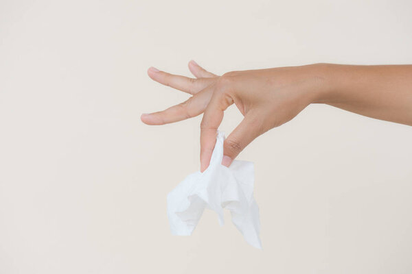 Женщина держит или собирает белую бумагу
.