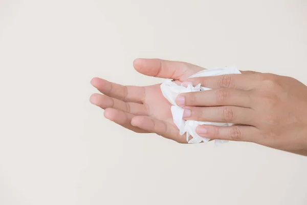 Mulher limpando as mãos com um tecido . — Fotografia de Stock