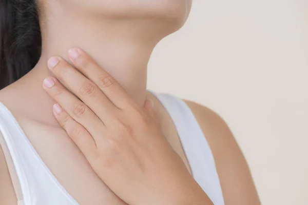 Garganta dolorida. Primer plano de hermosa mujer joven mano tocando su cuello enfermo . — Foto de Stock