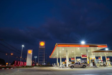 Si Racha, Chonburi /Thailand - 18 Nisan 2018: Shell benzin istasyonu mavi gökyüzü arka plan günbatımı sırasında. Hollanda Kraliyet Shell Avustralya Shell perakende operasyonlarını Hollanda şirketi Vitol 2014 yılında satılan