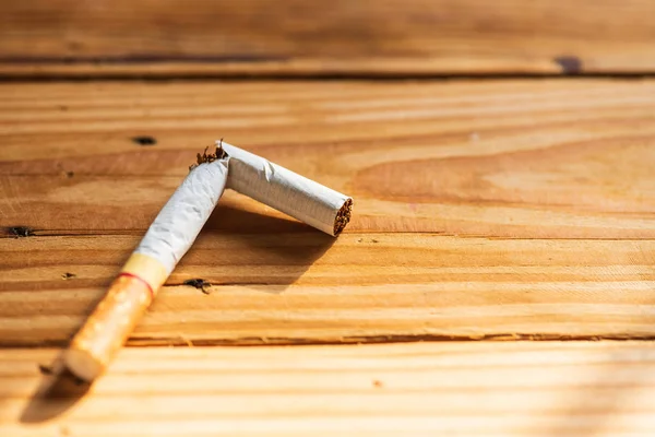 Svět Den Tabáku Května Detailní Záběr Zlomené Cigarety Dřevěný Stůl — Stock fotografie