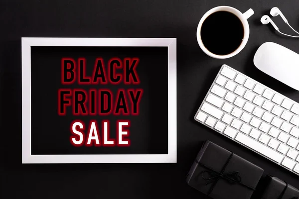 Schwarz Freitag Verkauf Text auf weißem Bilderrahmen mit Tastatur-Maus Kaffeetasse, Geschenkbox auf weißem Hintergrund. Online-Shopping-Konzept und Black-Friday-Komposition. — Stockfoto