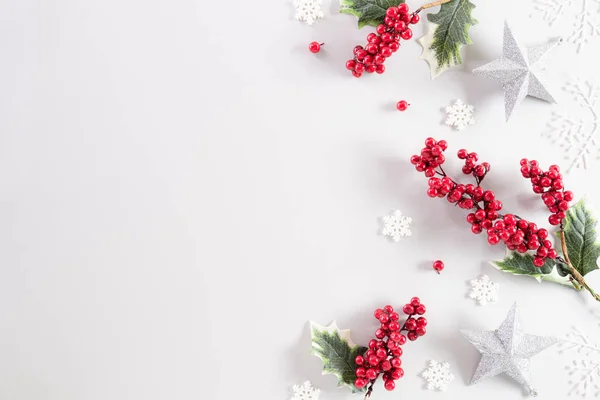 Noel concept de fond. Vue du dessus de la boule de Noël avec flocons de neige et baies rouges sur fond blanc. — Photo