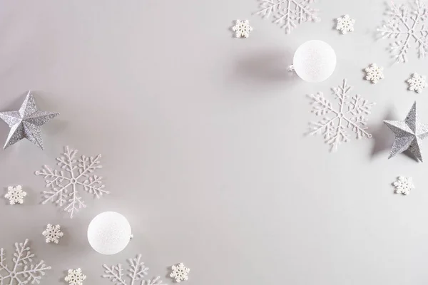 Noel concept de fond. Vue du dessus de la boule de Noël avec des flocons de neige sur fond pastel gris clair . — Photo