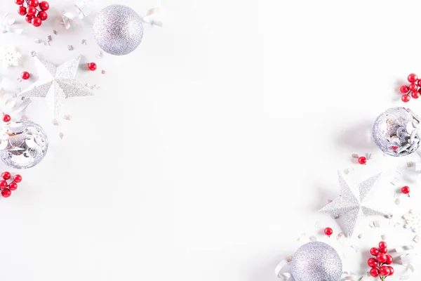 Noel concept de fond. Vue du dessus de la décoration de Noël, boule, étoile avec flocons de neige et baies rouges sur fond blanc . — Photo