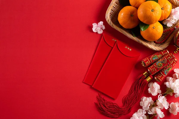 Dekorasi festival tahun baru Cina menanam atau paket merah, batang emas dan oranye dengan latar belakang merah. Karakter Cina FU dalam artikel ini mengacu pada keberuntungan, kemakmuran, aliran uang. — Stok Foto