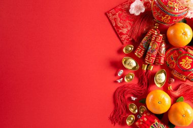 Çin Yeni Yıl Festivali dekorasyonları, kırmızı paket, turuncu ve altın külçeler veya kırmızı arka planda altın topak. Makaledeki Çince karakterler FU servete, zenginliğe ve para akışına atıfta bulunuyor..