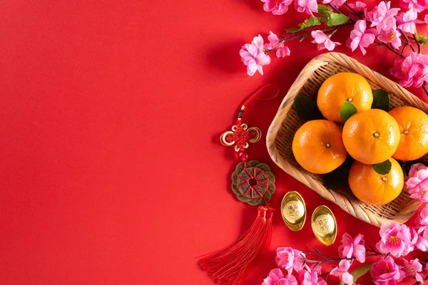 Decorações de festival de ano novo chinês pow ou pacote vermelho, lingotes de laranja e ouro ou caroço de ouro em um fundo vermelho. Personagens chineses FU no artigo referem-se à sorte boa sorte, riqueza, fluxo de dinheiro. — Fotografia de Stock