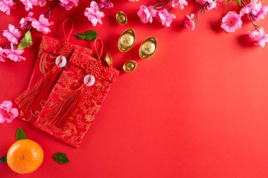 Çin Yeni Yıl Festivali dekorasyonları, kırmızı paket, turuncu ve altın külçeler veya kırmızı arka planda altın topak. Makaledeki Çince karakterler FU servete, zenginliğe ve para akışına atıfta bulunuyor..