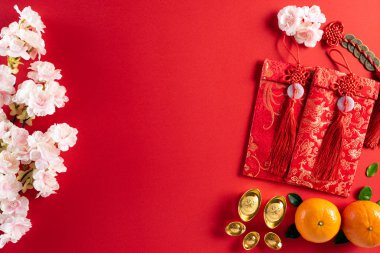 Çin Yeni Yıl Festivali dekorasyonları, kırmızı paket, turuncu ve altın külçeler veya kırmızı arka planda altın topak. Makaledeki Çince karakterler FU servete, zenginliğe ve para akışına atıfta bulunuyor..