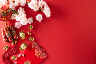 Çin Yeni Yıl Festivali dekorasyonları, kırmızı paket, turuncu ve altın külçeler veya kırmızı arka planda altın topak. Makaledeki Çince karakterler FU servete, zenginliğe ve para akışına atıfta bulunuyor..
