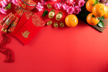 Çin Yeni Yıl Festivali dekorasyonları, kırmızı paket, turuncu ve altın külçeler veya kırmızı arka planda altın topak. Makaledeki Çince karakterler FU servete, zenginliğe ve para akışına atıfta bulunuyor..