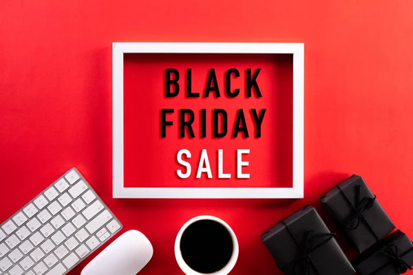 Cadru imagine alb cu tastatură mouse-ul cafea ceașcă, cutie cadou și decorare brad de Crăciun pe fundal roșu. Conceptul de cumpărături online și compoziția Black Friday . — Fotografie, imagine de stoc