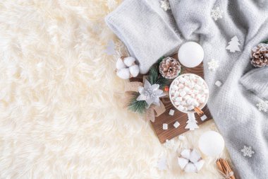 Kış kompozisyonu. Hediye kutusu şekerlemesi, Noel balosu kar taneleri, anason yıldızları krem rengi örgü battaniye ve kabarık arka plan üzerine bej kazak. Düz görünüm kopyalama alanı.