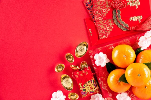 Decorações de festival de ano novo chinês pow ou pacote vermelho, lingotes de laranja e ouro ou caroço de ouro em um fundo vermelho. Personagens chineses FU no artigo referem-se à sorte boa sorte, riqueza, fluxo de dinheiro. — Fotografia de Stock