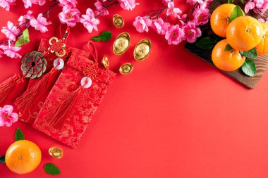 Çin Yeni Yıl Festivali dekorasyonları, kırmızı paket, turuncu ve altın külçeler veya kırmızı arka planda altın topak. Makaledeki Çince karakterler FU servete, zenginliğe ve para akışına atıfta bulunuyor..
