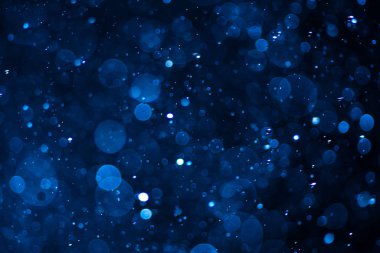 Siyah arkaplan ile soyut bulanık mavi bokeh