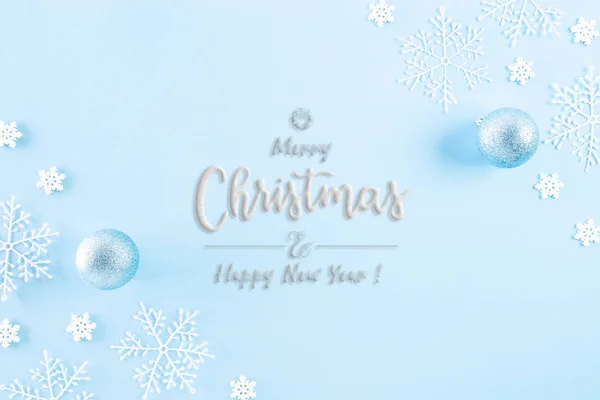 Conceito de fundo de Natal. Vista superior da bola de Natal com flocos de neve no fundo pastel azul claro . — Fotografia de Stock