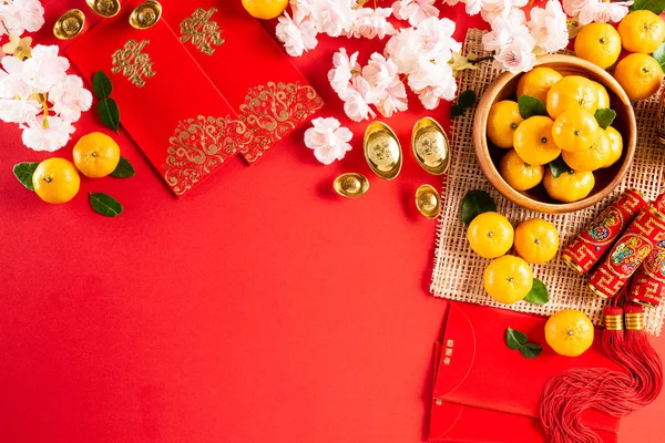 Decorações de festival de ano novo chinês pow ou pacote vermelho, lingotes de laranja e ouro ou caroço de ouro em um fundo vermelho. Personagens chineses FU no artigo referem-se à sorte boa sorte, riqueza, fluxo de dinheiro. — Fotografia de Stock