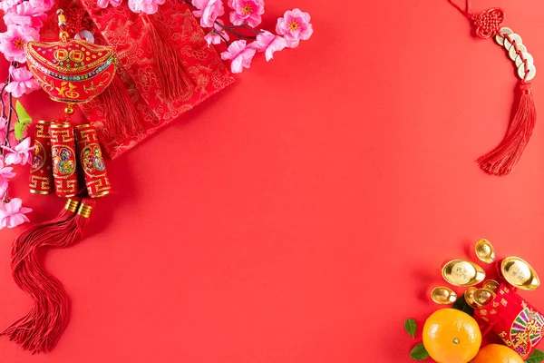 Kínai újévi fesztivál dekorációk pow vagy piros csomag, narancs és arany ingot vagy aranyrögök egy piros háttér. Kínai karakterek FU a cikkben utalnak szerencse szerencse, gazdagság, pénzáramlás. — Stock Fotó