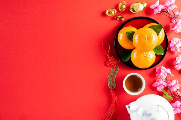 Decoraciones del festival de año nuevo chino pow o paquete rojo, lingotes de naranja y oro o bulto de oro sobre un fondo rojo. caracteres chinos FU en el artículo se refieren a la fortuna buena suerte, riqueza, flujo de dinero. — Foto de Stock