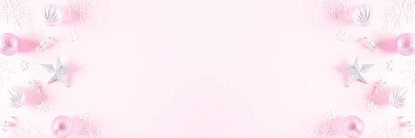 Концепция Рождества. Top view of Christmas ball with snowflakes on light pink pastel background, ornament corner frame header banner . — стоковое фото