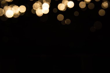 Siyah arkaplan ile soyut altın bokeh